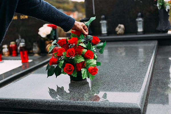 roses rouge sur une pierre tombale